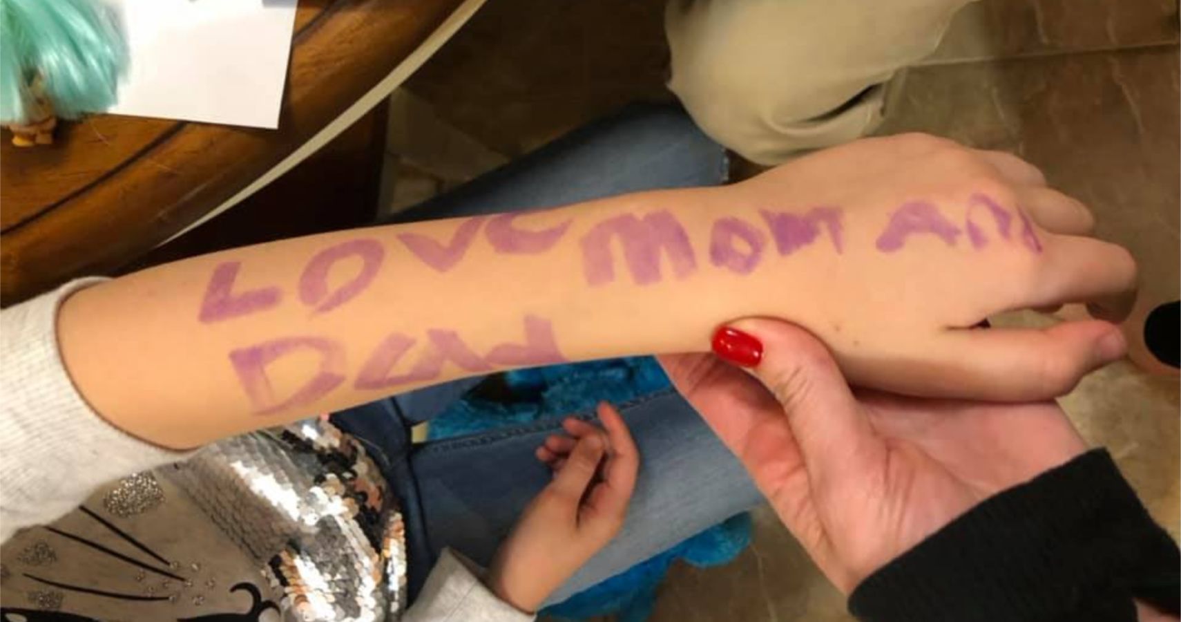 girl writes message to parents during school lockdown