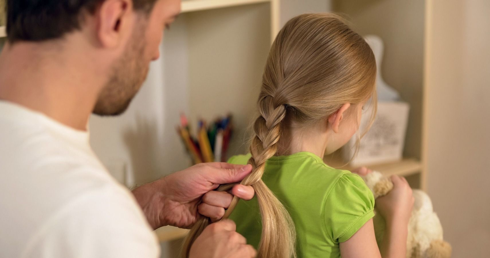 dad braiding daughter hair