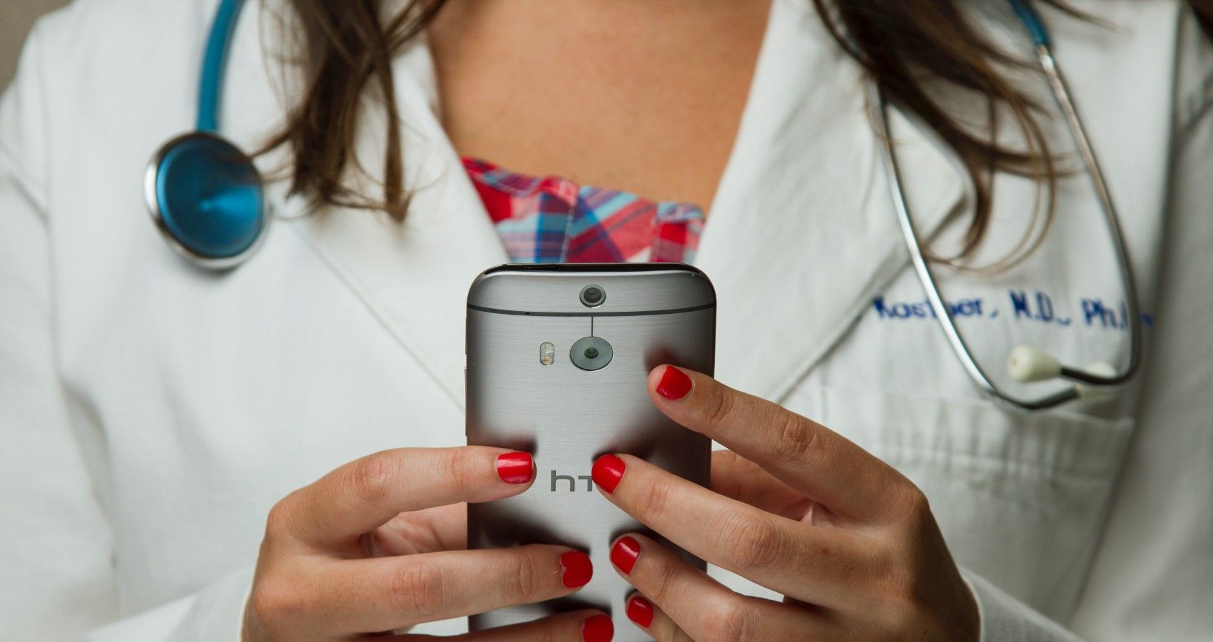 A woman doctor holding a cell phone