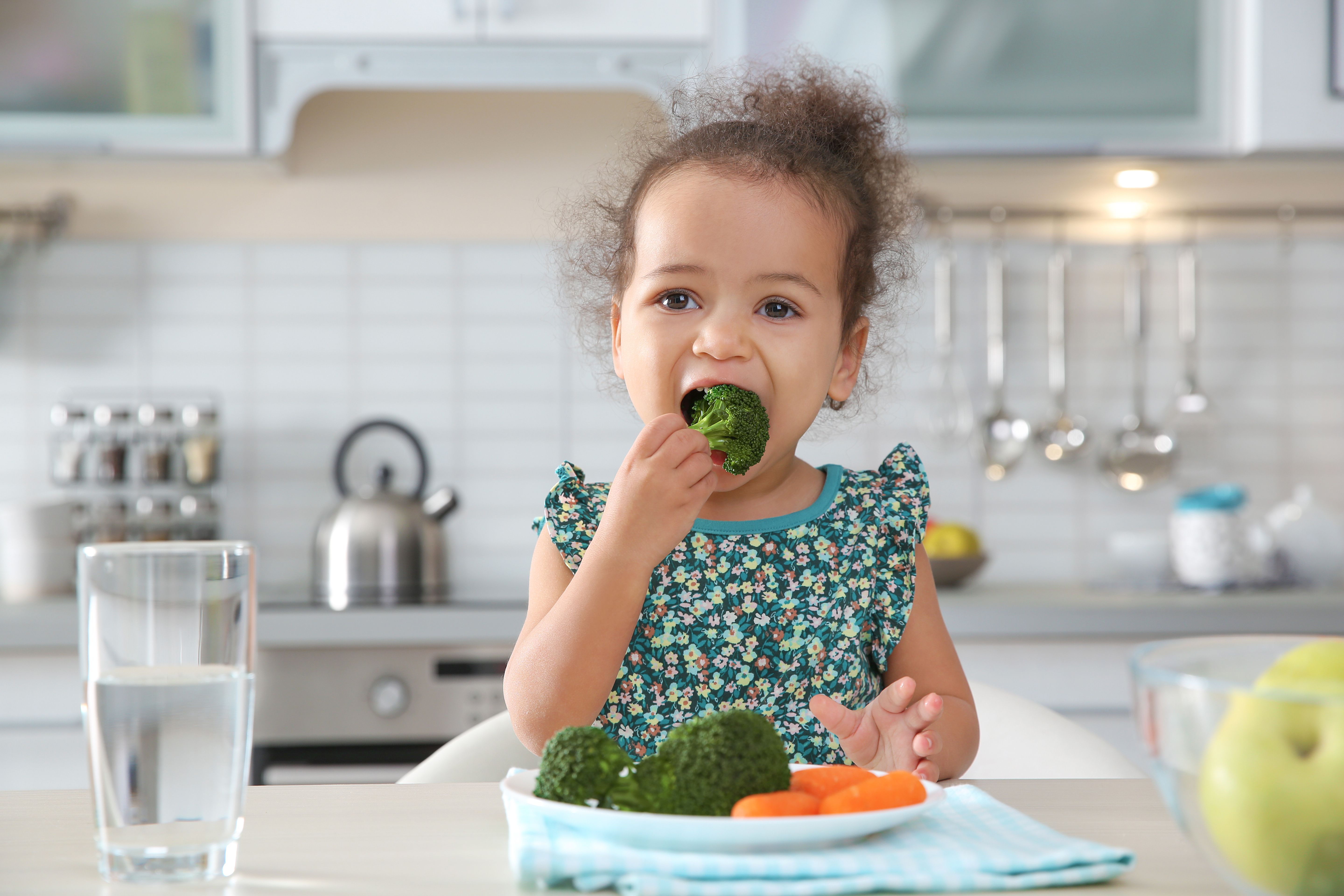 toddler eating broccoli